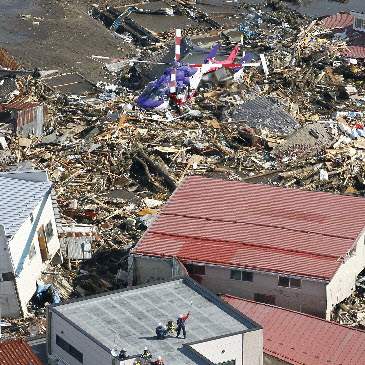 Japan-Aftermath-Noda-stranded-roof-helicopter