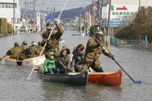 Japan-Aftermath-Ishinomaki-canoe