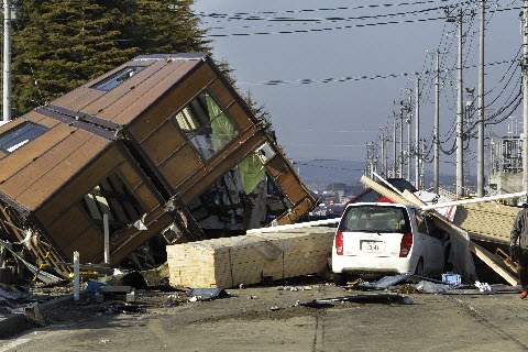 Japan-Aftermath-Sendai-Port-collapsed-house
