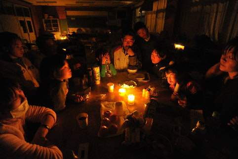 Japan-disaster-Yamamoto-shelter-candlelight