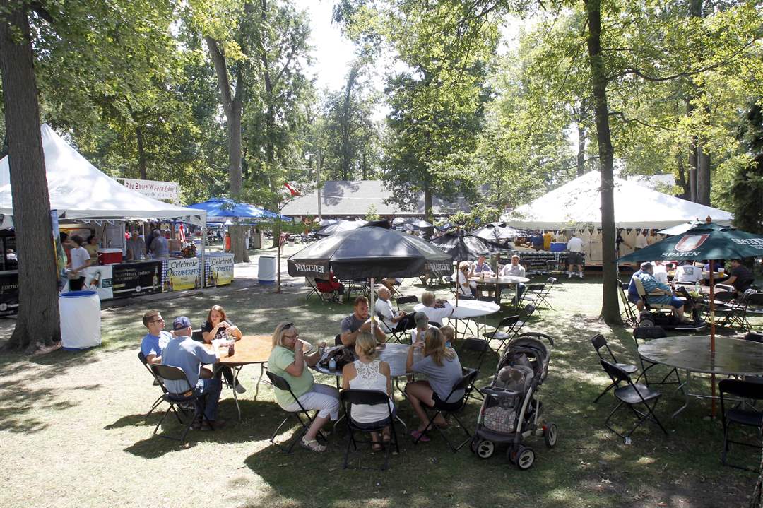 Garden-full-of-visitors-during-German-American-festival