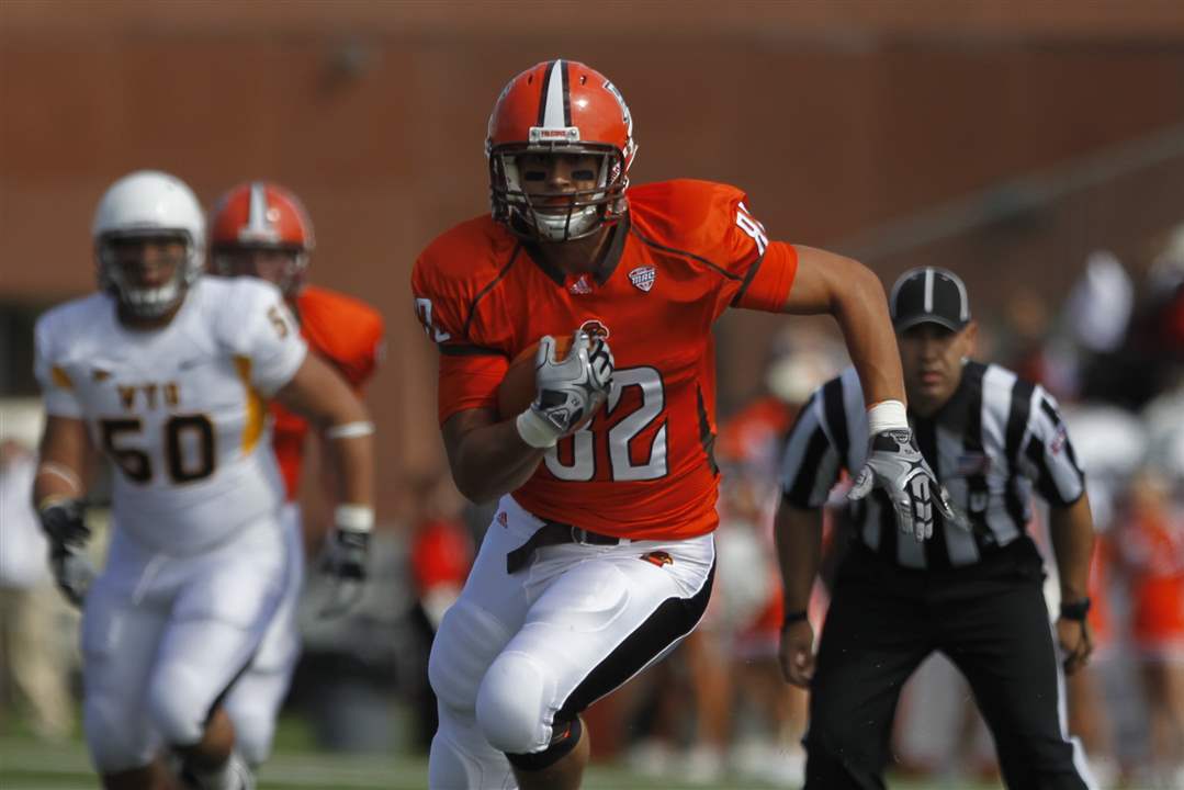 Alex-Bayer-rushes-for-Bowling-Green