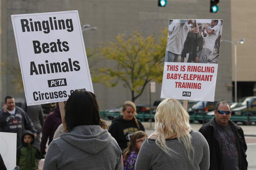 Circus-PETA-protesters-signs