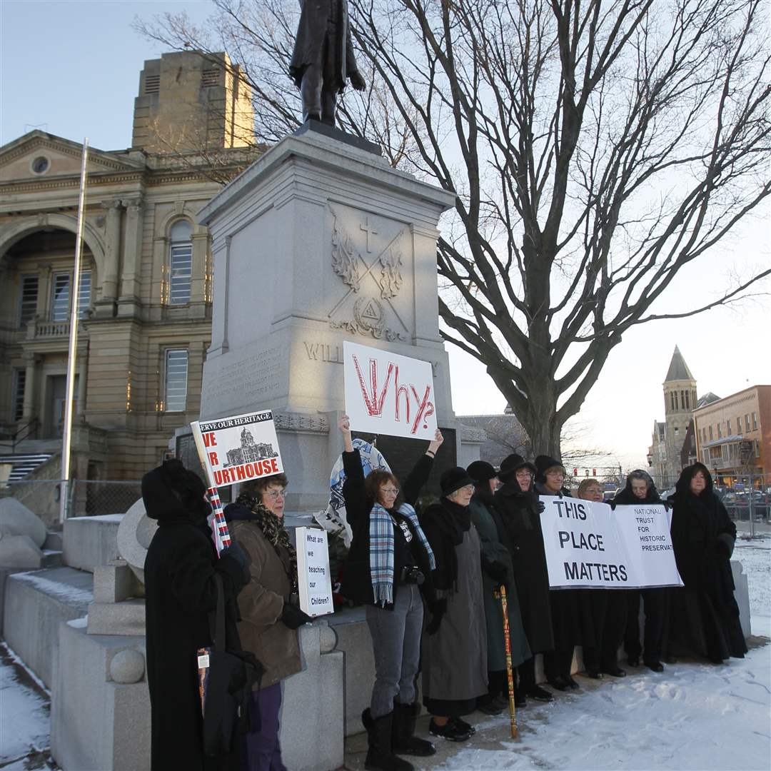 protesters-seneca-courthouse
