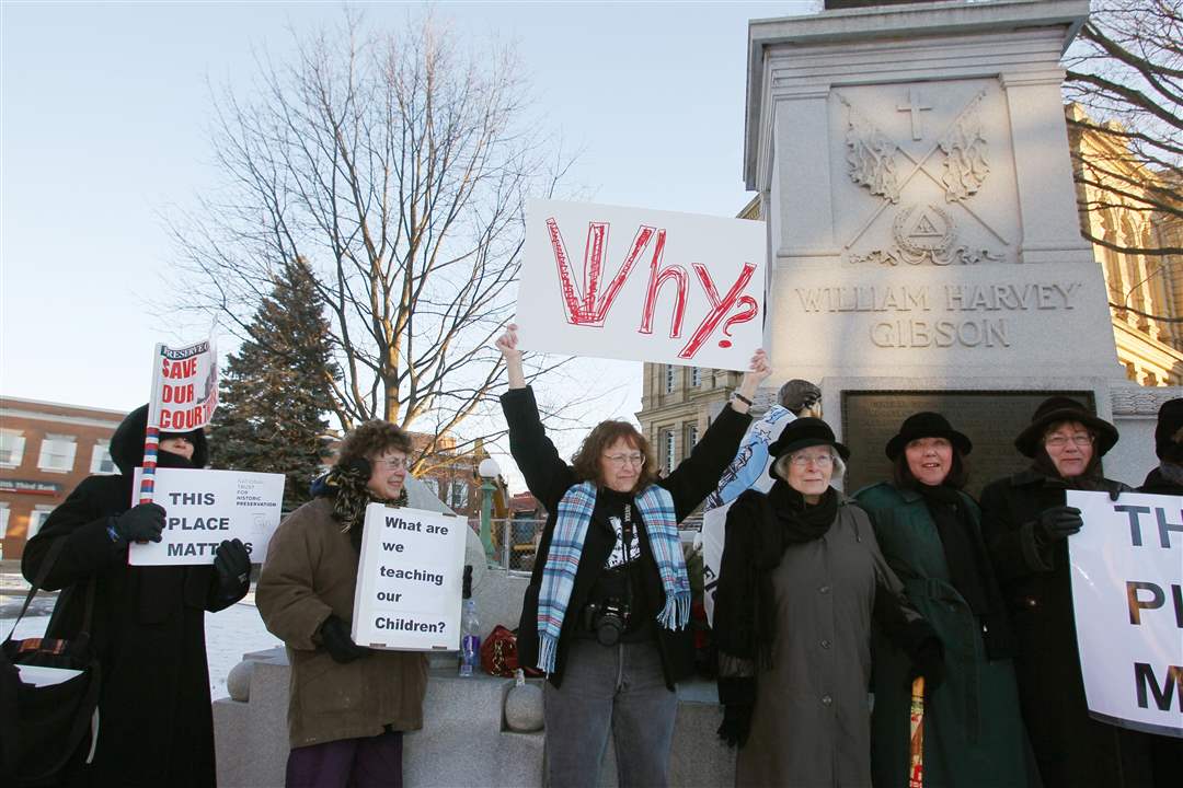 women-protest-courthouse-demolition