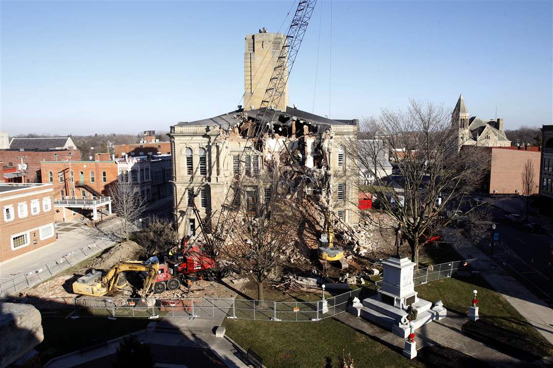 courthouse-front-demolition