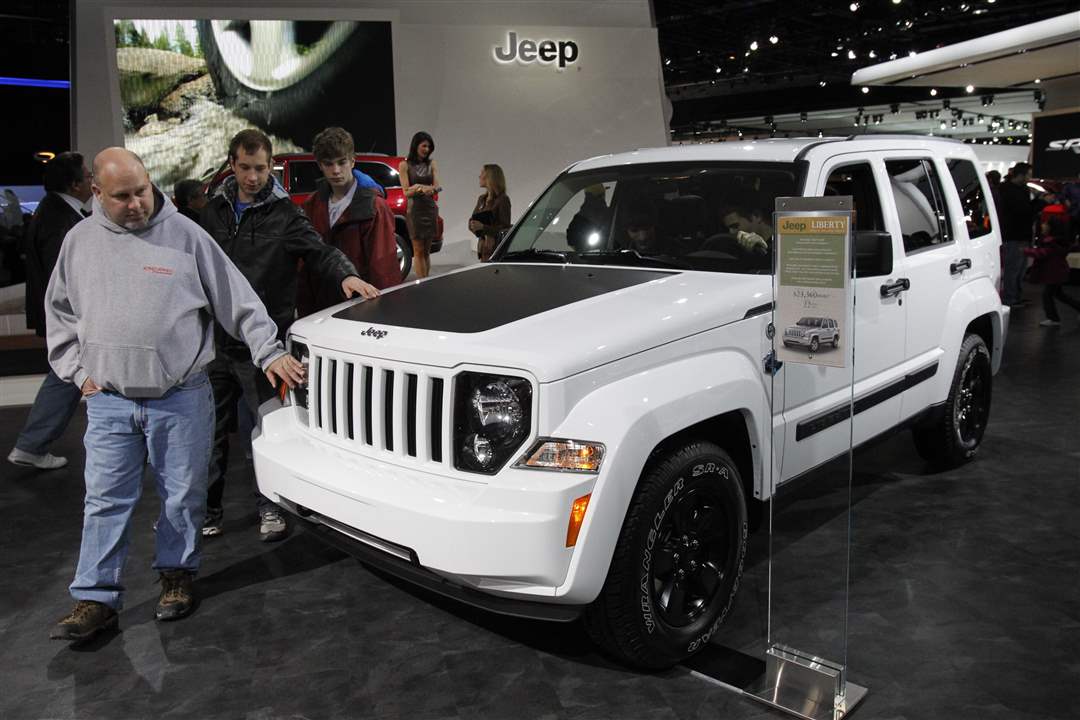 Pat-Dowd-from-left-and-his-sons-Colin-and-Nolan-feel-the-hood-of-a-Jeep-Liberty