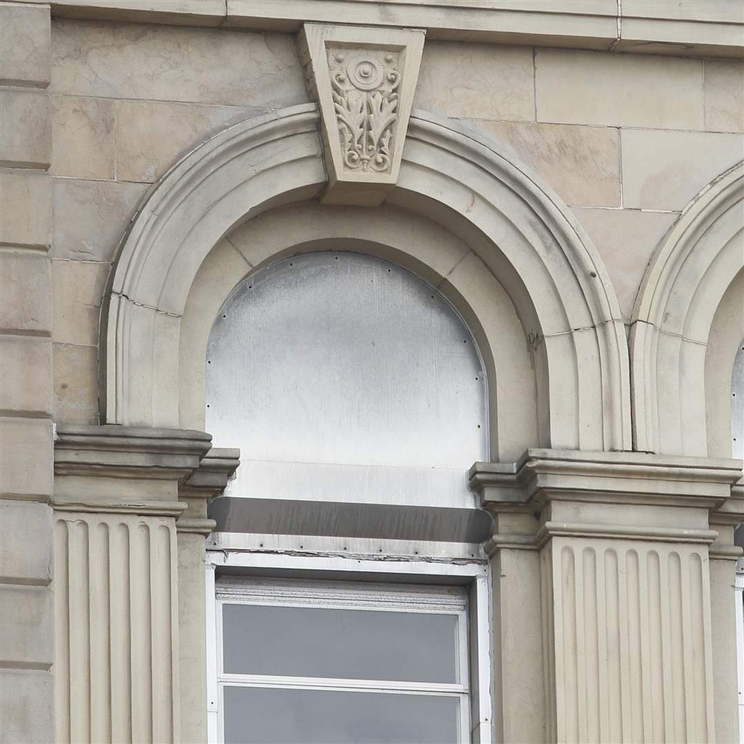 keystone-and-arch-over-window-seneca
