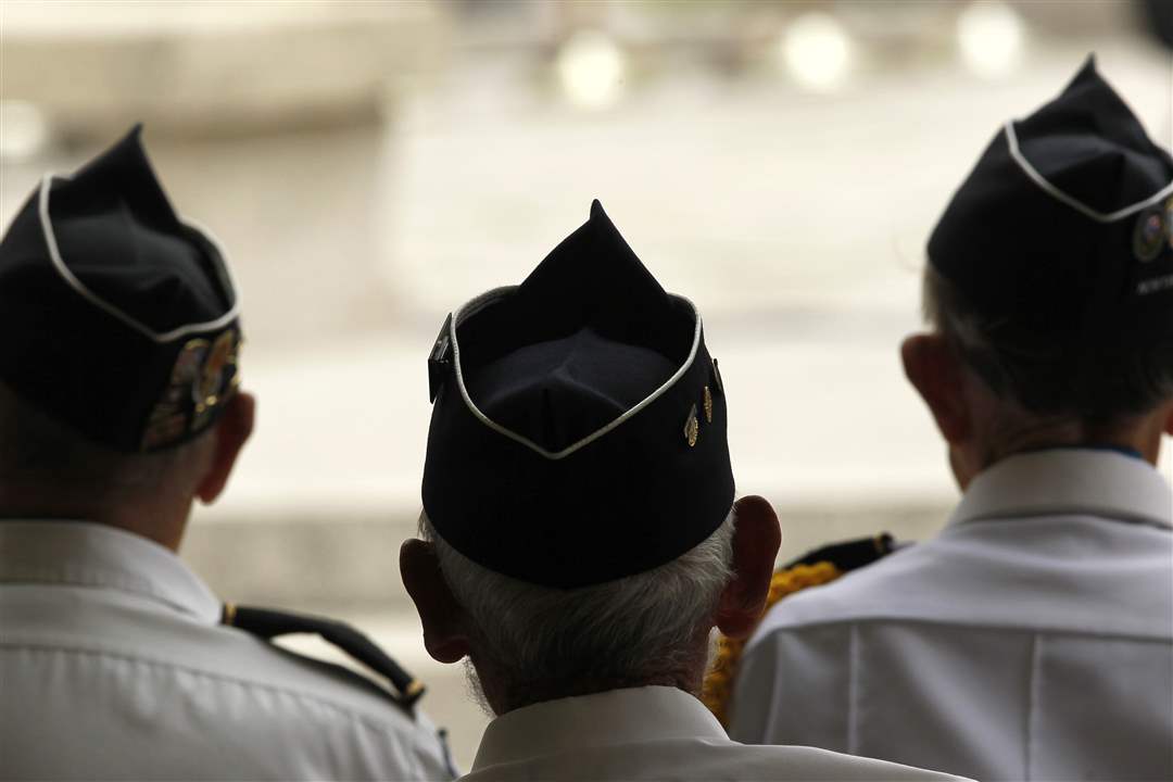 Members-of-the-Korean-War-Veterans-Association-listen