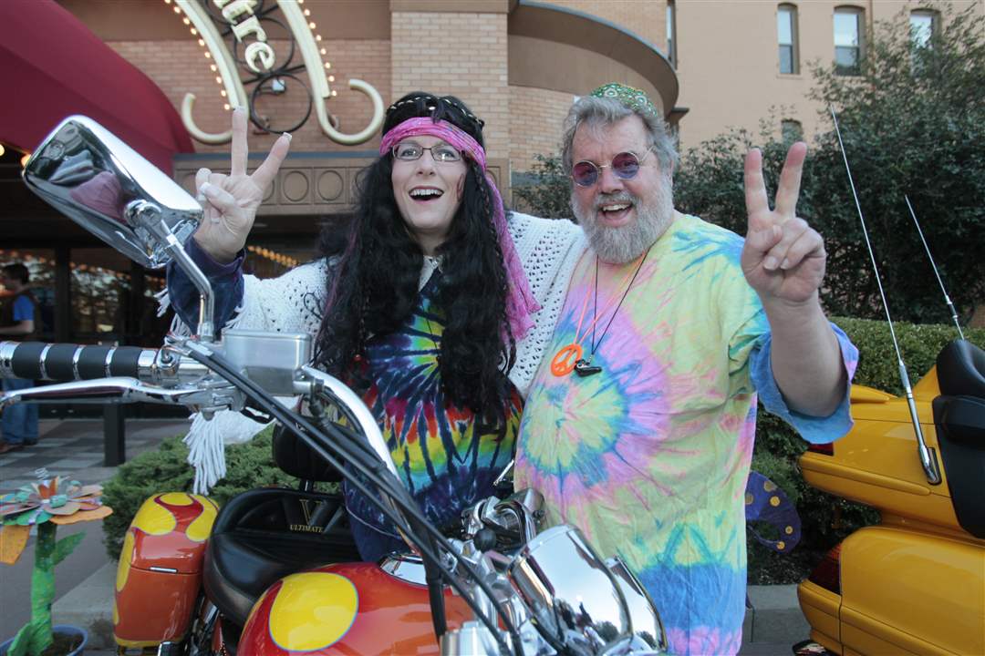 Sharon-Hollins-and-Dan-Frye-with-the-two-motorcycles