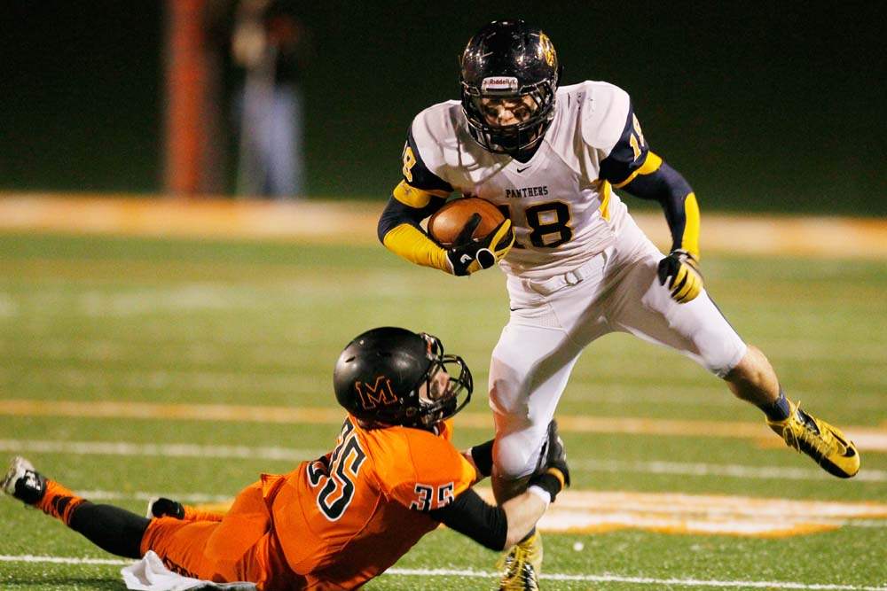 Whitmer-football-Holley-eludes-tackle