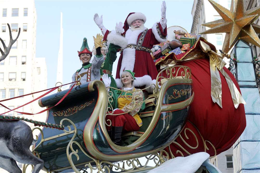 Santa-Claus-waves-to-the-crowd-1