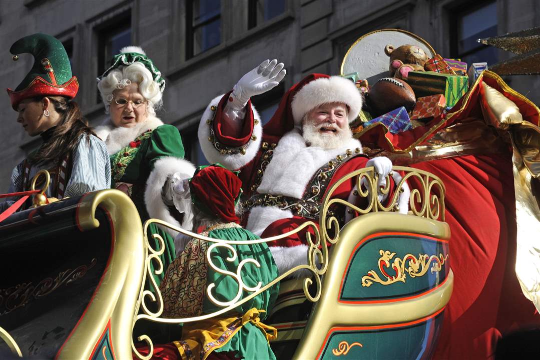 Santa-and-Mrs-Claus-wave-to-the-crowd-at-Herald