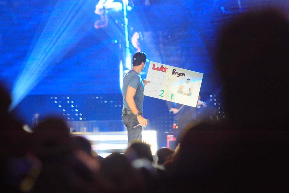 Singer-Luke-Bryan-with-a-sign