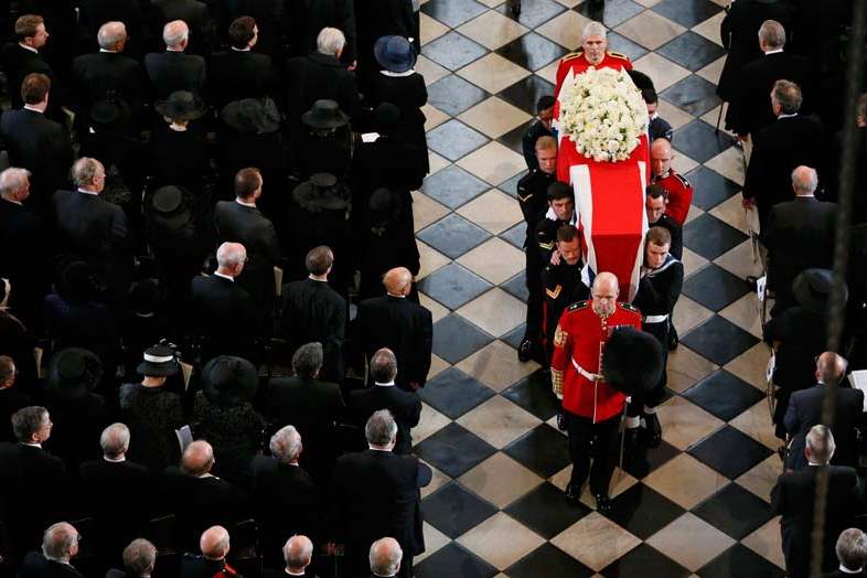 Britain-Thatcher-Funeral-coffin-leaves-1