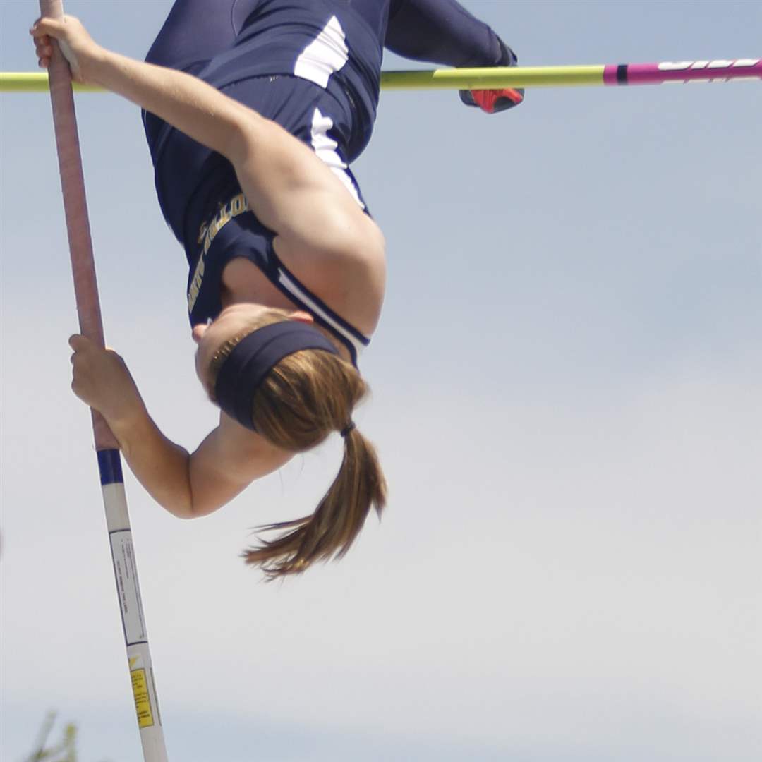 Whitmer-pole-vaulter-Kaitlyn-Barber-fails-to-clear-11-feet-9-inches