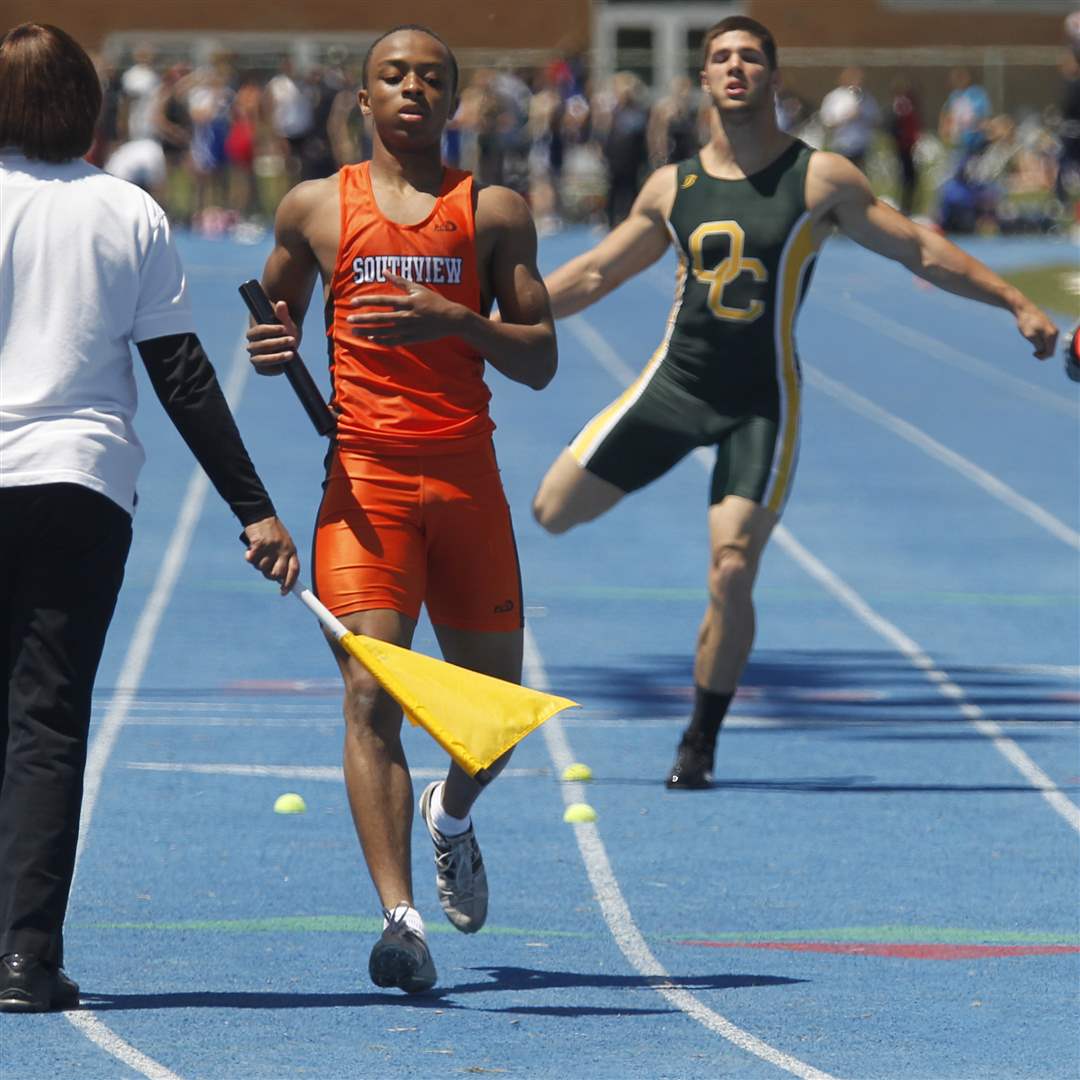 Southview-s-Malcolm-Johnson-wins-the-4x200-meter-relay