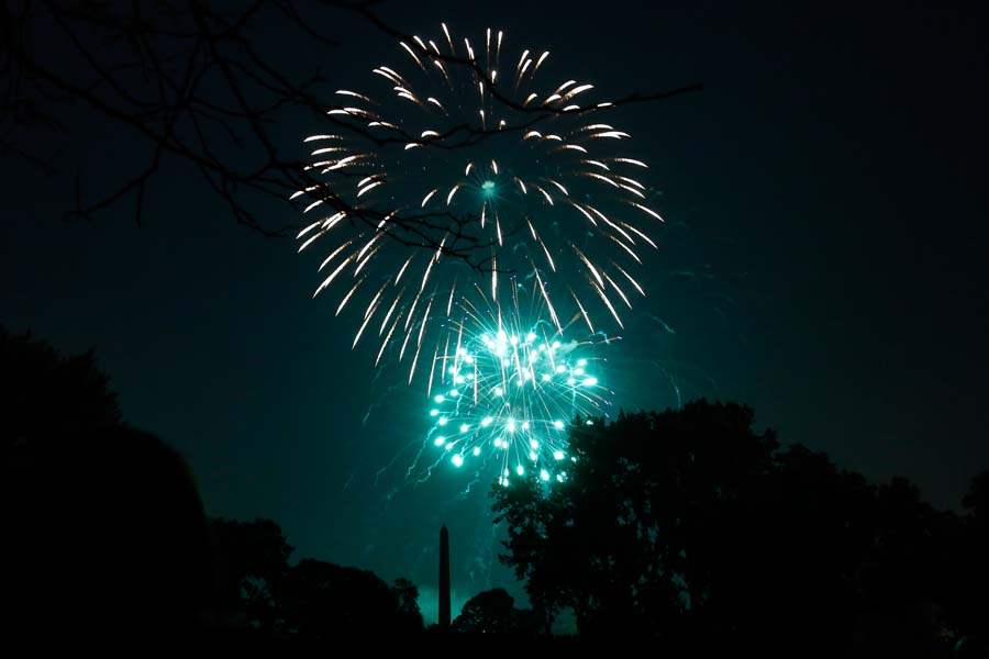 perryfireworks04p-fireworks-over-park