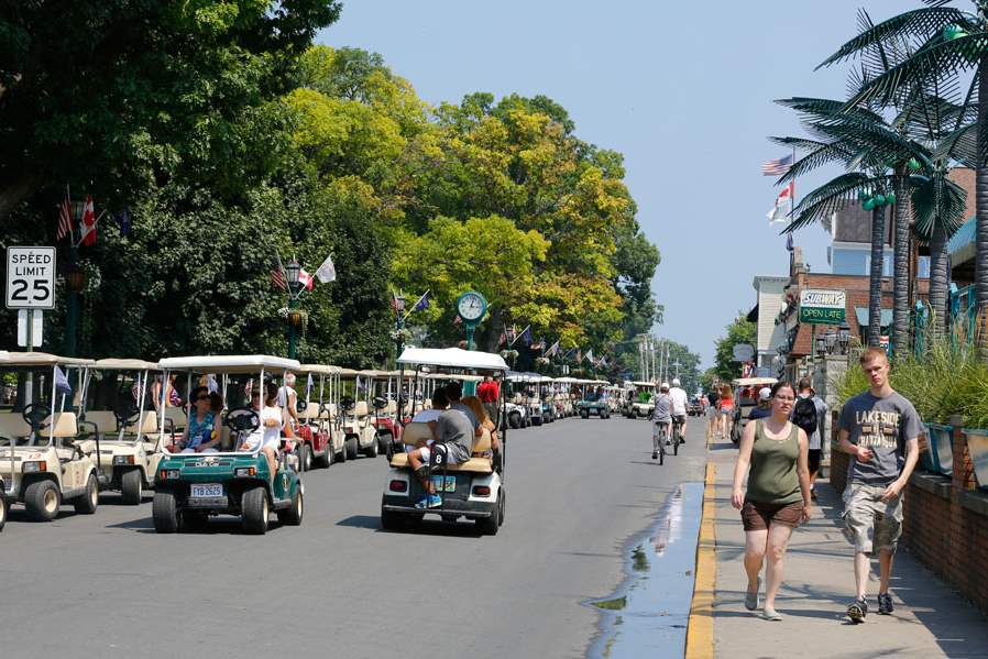 CTY-PIB25Tourists-cruise-Delaware-Avenue-at-Put-in-Bay
