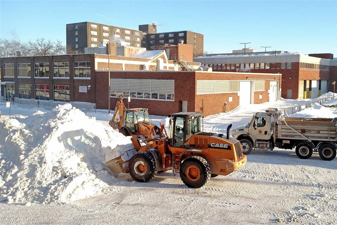 CTY-snow02pToledo-workers-use-heavy-equipme