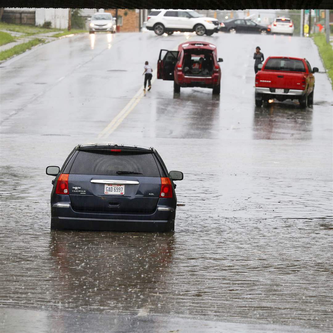 CTY-flooding15pDue-to-heavy-rain-cars-are-sta