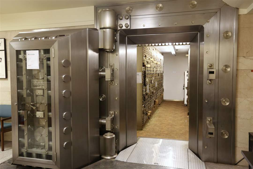 BIZ-bank28The-safe-deposit-box-vault-at-Key-Bank
