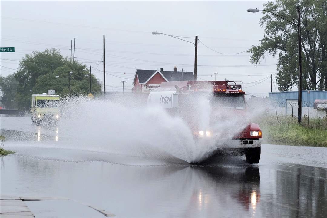 Detroit-Ave-floodedTrucks-drive-through-h