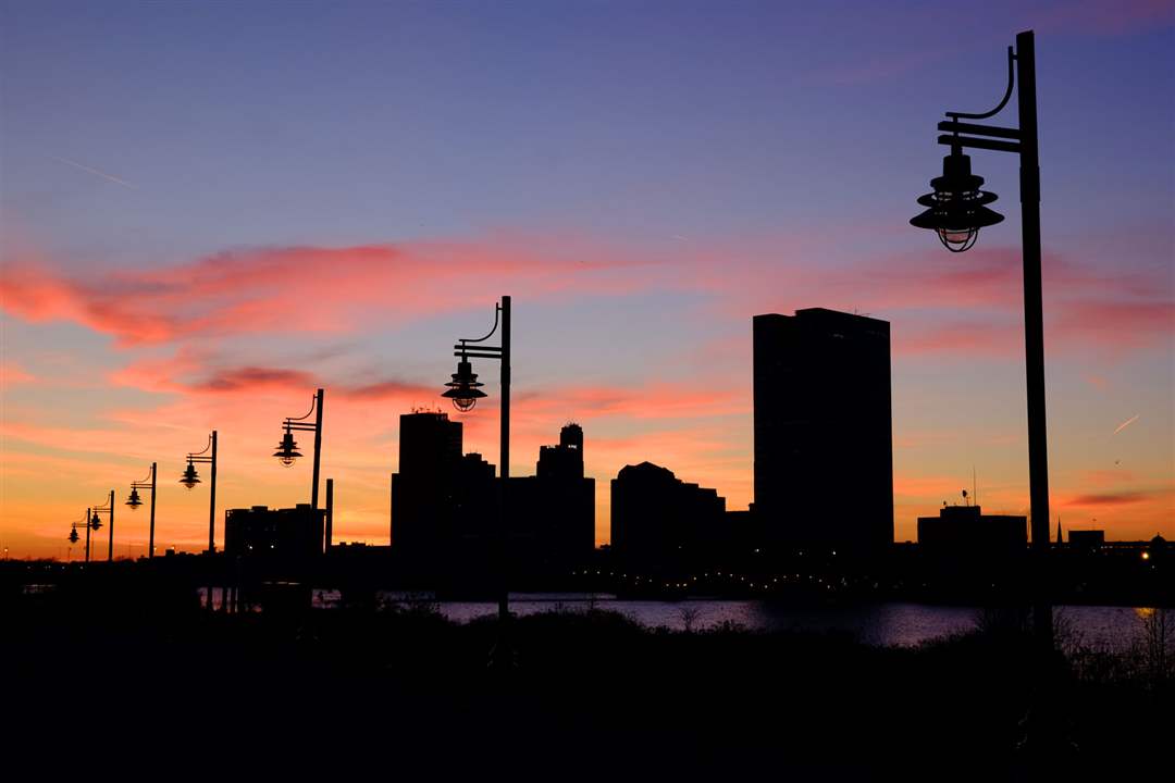 ROV-sunsetThe-sun-sets-over-downtown-Tol