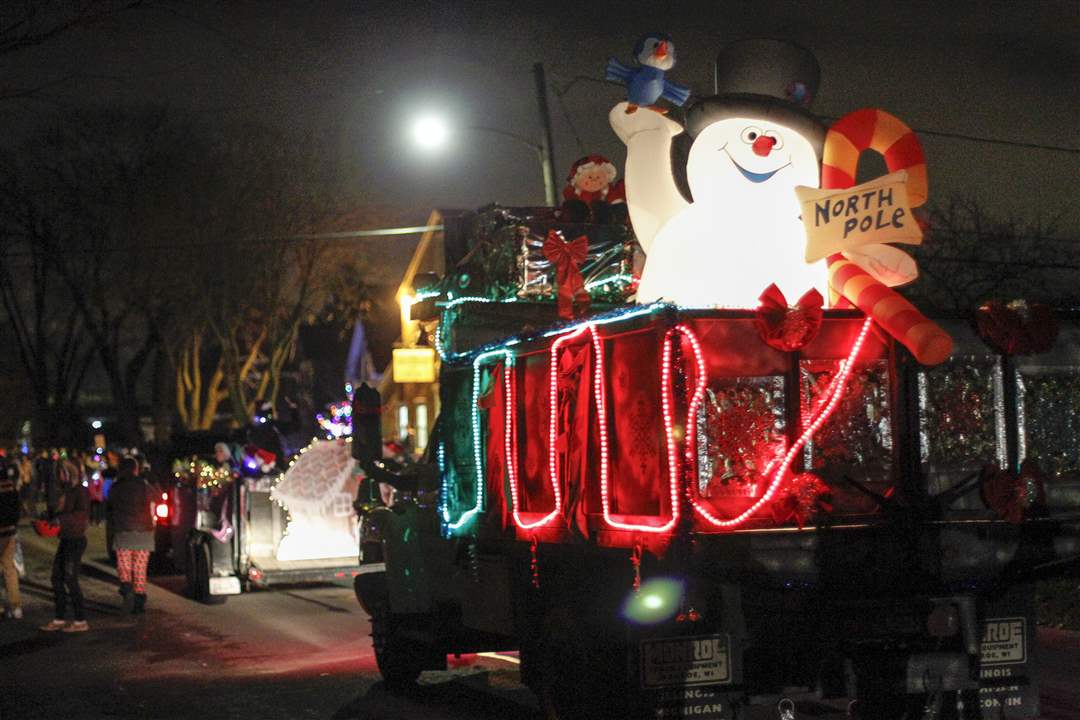 parade28pA-snowman-float-drives-by