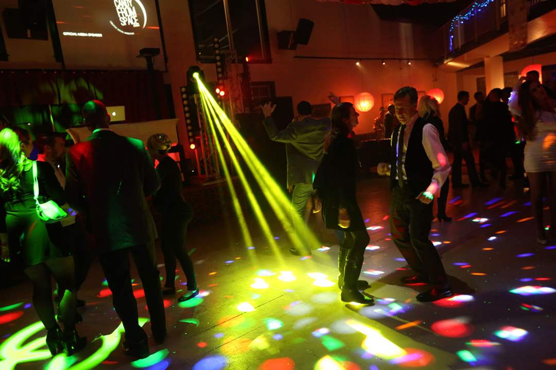 NYEVE1Spotlight-illuminate-the-dance-floor-durin