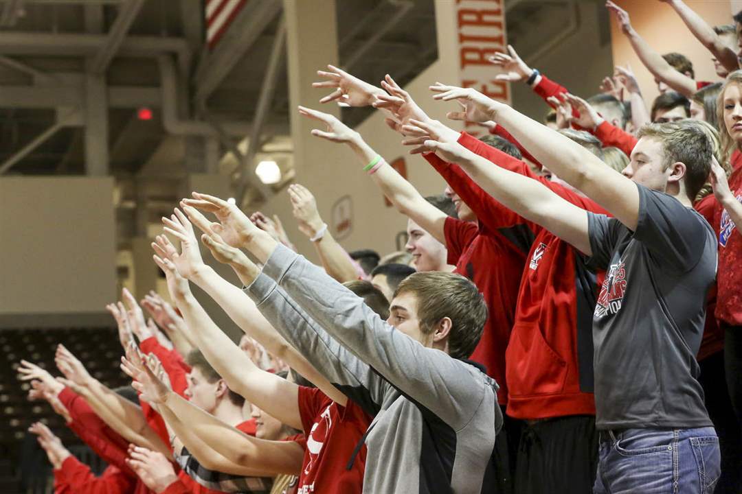 DIIboysdist03pWauseon-s-student-section-lift