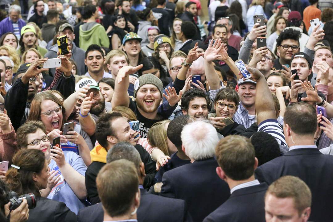 sanders12pSupporters-push-in-to-reach-Dem